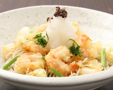 Buckwheat noodles served on a bamboo strainer with shrimp tempura