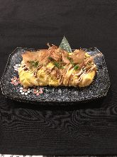 Tonpei-yaki (stir-fried cabbage and meat topped with egg)