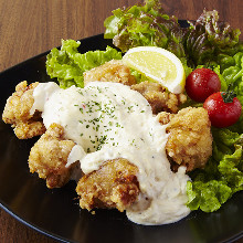 Fried chicken with vinegar and tartar sauce