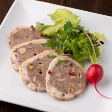 Nut-stuffed chicken roulades with vegetables