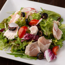 Salad with steamed chicken breast strips