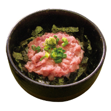 Raw tuna rice bowl