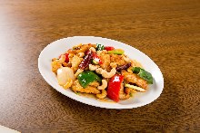 Stir-fried chicken and cashew nuts