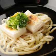 Wheat noodles with grilled rice cakes