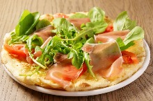 Raw ham pizza