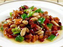 Stir-fried chicken and peanuts