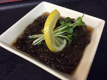 Mozuku seaweed dressed with vinegar