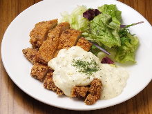 Fried chicken with vinegar and tartar sauce