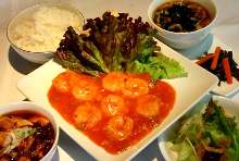 Stir-fried shrimp in chili sauce