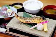 Charcoal-grilled mackerel set meal