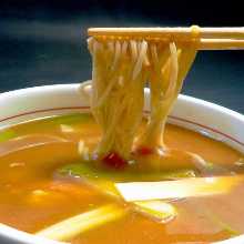 Buckwheat noodles with curry sauce and scallions