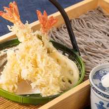 Buckwheat noodles served on a bamboo strainer with shrimp tempura