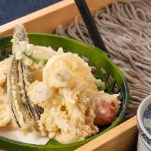 Buckwheat noodles served on a bamboo strainer with vegetable tempura