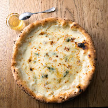 Quattro formaggi with honey