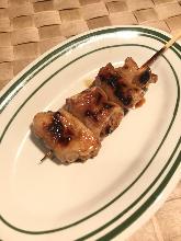Grilled pieces of stuffed intestine