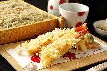 Buckwheat noodles served on a bamboo strainer with shrimp tempura