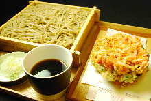 Buckwheat noodles served on a bamboo strainer with mixed tempura