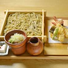 Buckwheat noodles served on a bamboo strainer with shrimp tempura