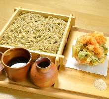 Buckwheat noodles served on a bamboo strainer with mixed tempura