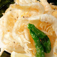 Buckwheat noodles served on a bamboo strainer with mixed tempura