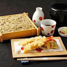 Buckwheat noodles served on a bamboo strainer with shrimp tempura