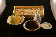 Buckwheat noodles on a bamboo strainer served with Tempura