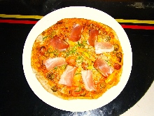 Raw ham pizza