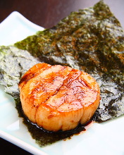 Grilled scallop with seaweed