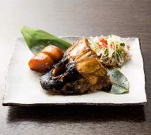 Kabutoni (simmered fish head)