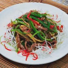 Thinly-sliced, stir-fried beef with green pepper