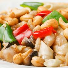 Stir-fried chicken and cashew nuts