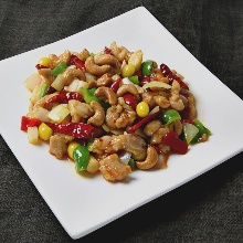 Stir-fried chicken and cashew nuts