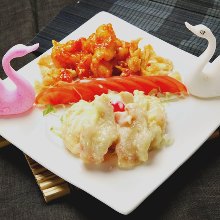Shrimp with chili sauce and mayonnaise