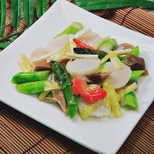 Stir-fried scallops, asparagus, and mushrooms