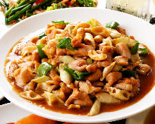 Stir-fried chicken and cashew nuts