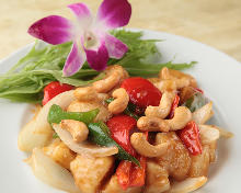 Stir-fried chicken and cashew nuts