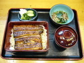 Eel served over rice in a lacquered box