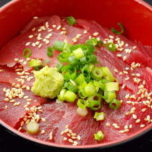 Raw tuna rice bowl