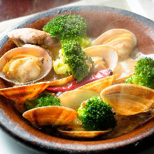 Manila clams and broccoli steamed with white wine