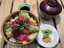 Raw tuna rice bowl