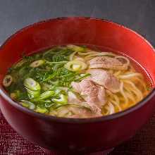 Wheat noodles served on a bamboo strainer with duck