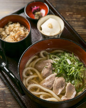 Wheat noodles served on a bamboo strainer with duck