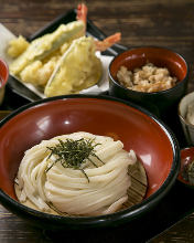 Dried wheat noodles served with shrimp tempura