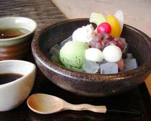 Anmitsu (agar gelatin with fruits, sweetened red beans and sweet red bean paste)