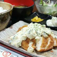 Fried chicken with vinegar and tartar sauce