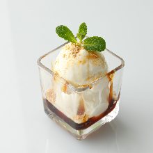 Vanilla ice cream with soybean flour and brown sugar syrup