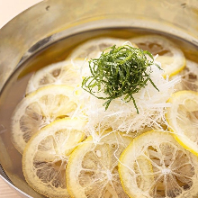 Reimen topped with lemon