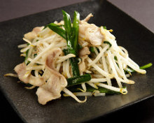 Stir-fried bean sprouts