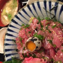 Raw fatty tuna and spring onion rice bowl