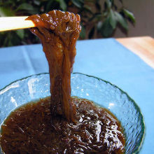 Mozuku seaweed dressed with vinegar